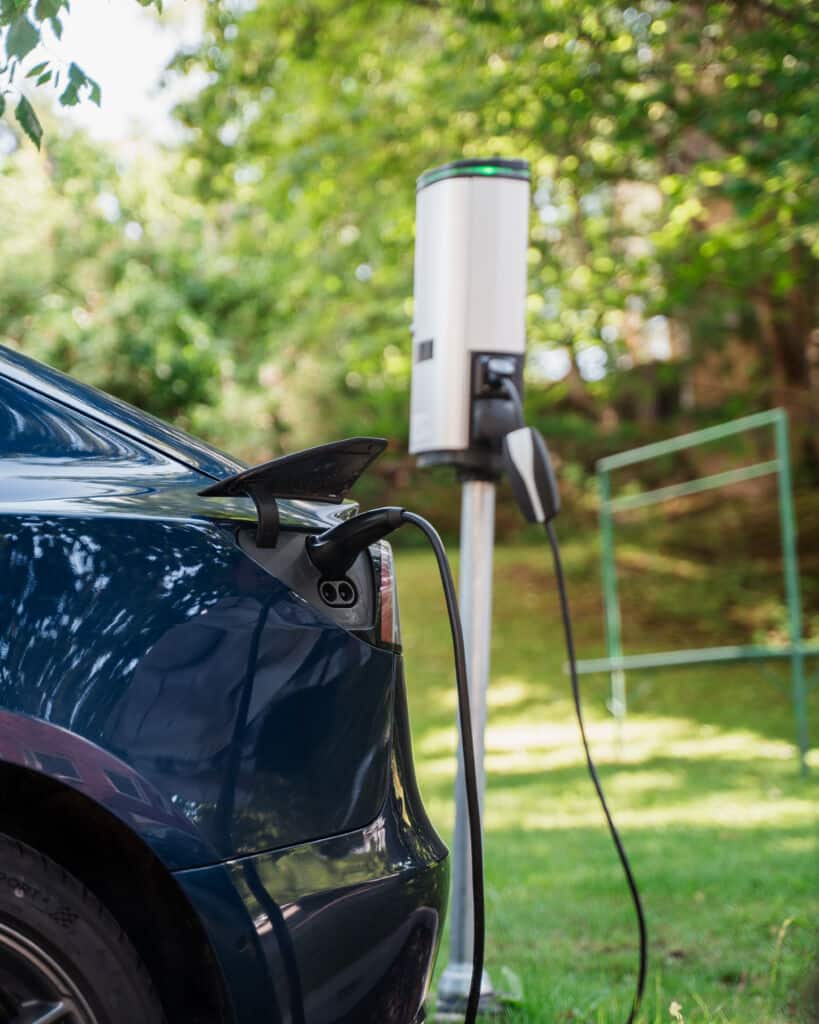 Hõbedane elektriauto laadimas Elektra laadimisjaamas