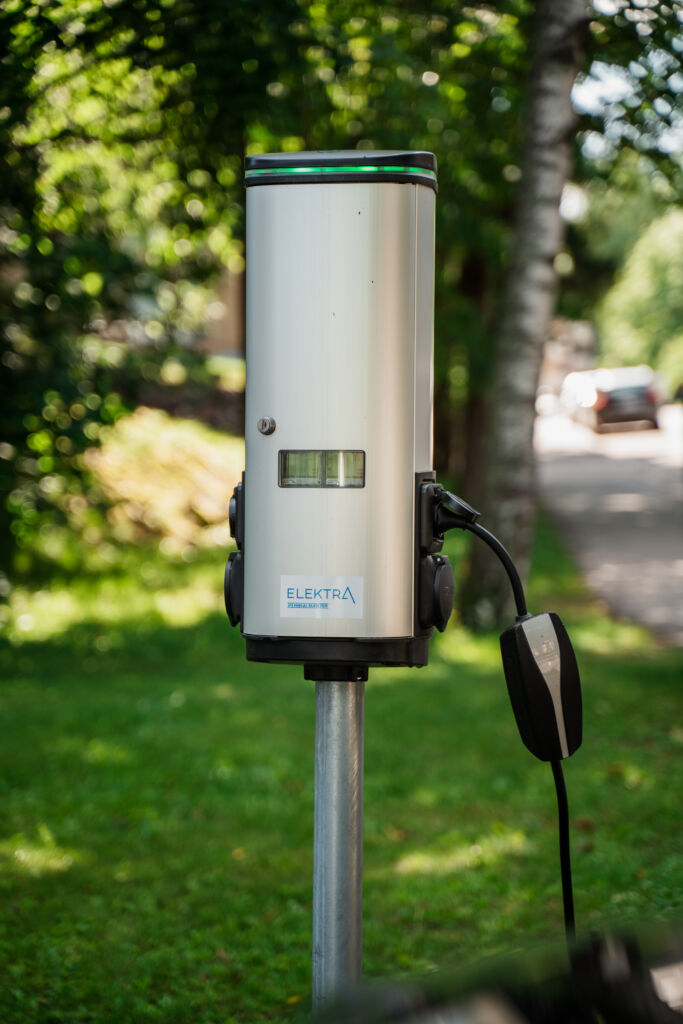 Elektra nutikad elektriauto laadimis- ja mootorisoojenduspostid põhjamaises parklas