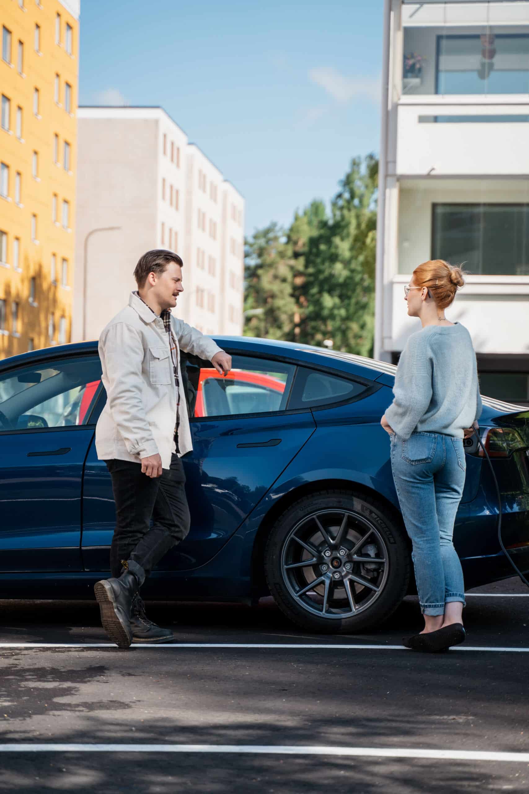Elektra nutikad elektriauto laadimis- ja mootorisoojenduspostid põhjamaises parklas