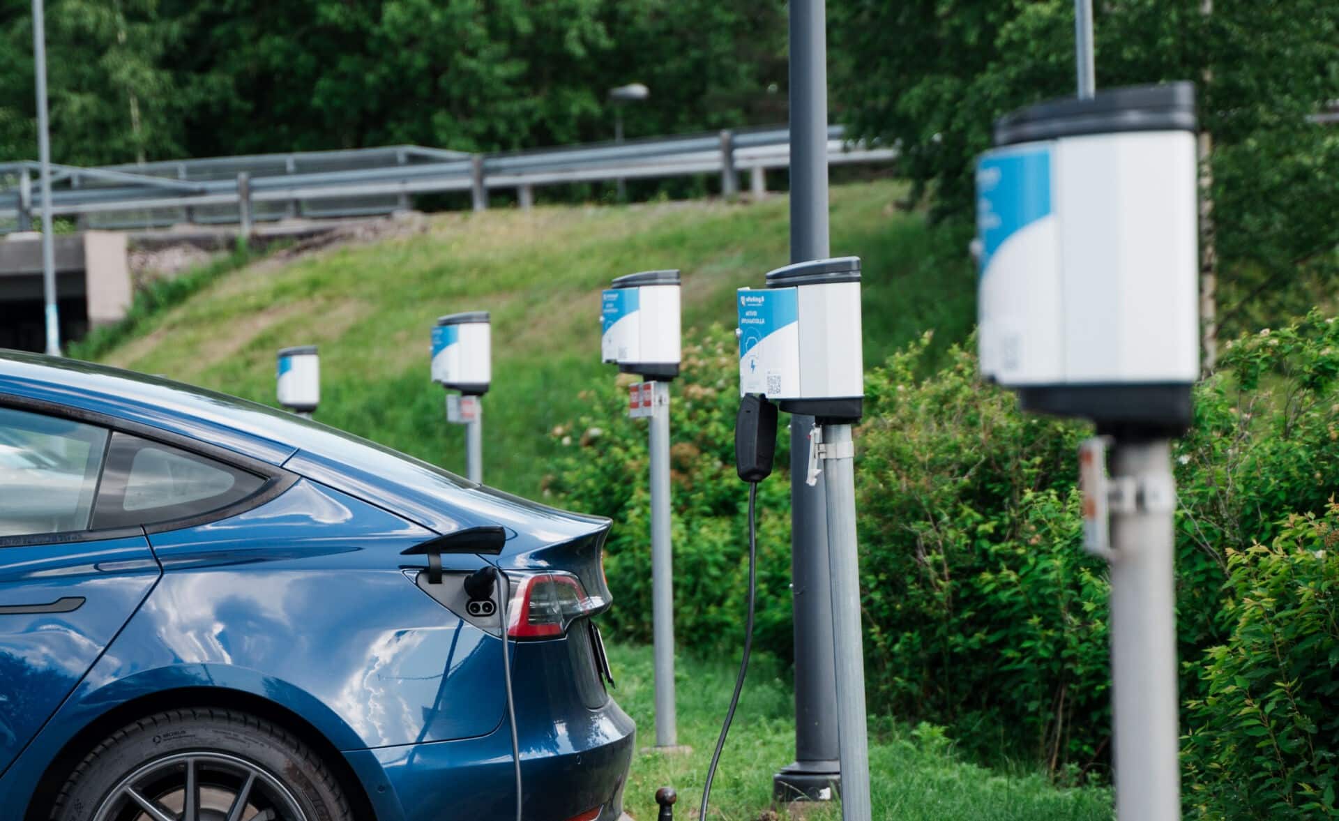 Elektra nutikad elektriauto laadimis- ja mootorisoojenduspostid põhjamaises parklas