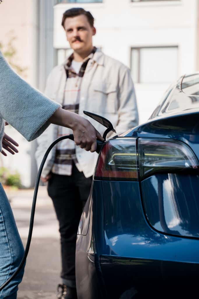 Elektra nutikad elektriauto laadimis- ja mootorisoojenduspostid põhjamaises parklas