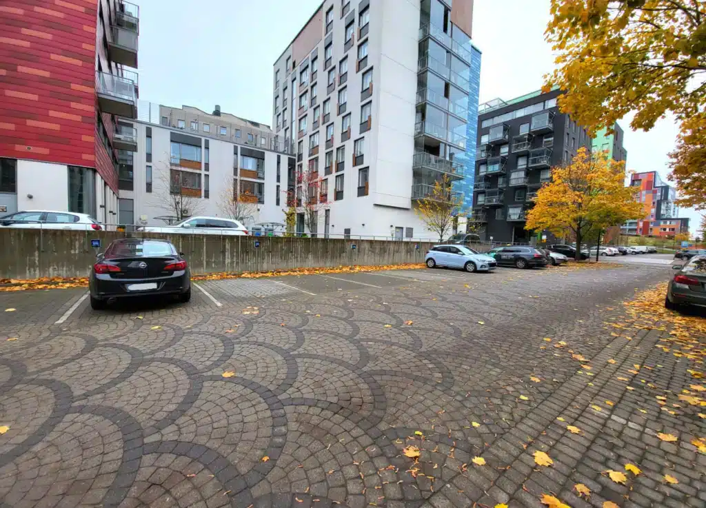 Elektra elektriauto laadimine Ruoholahtis, Helsingi